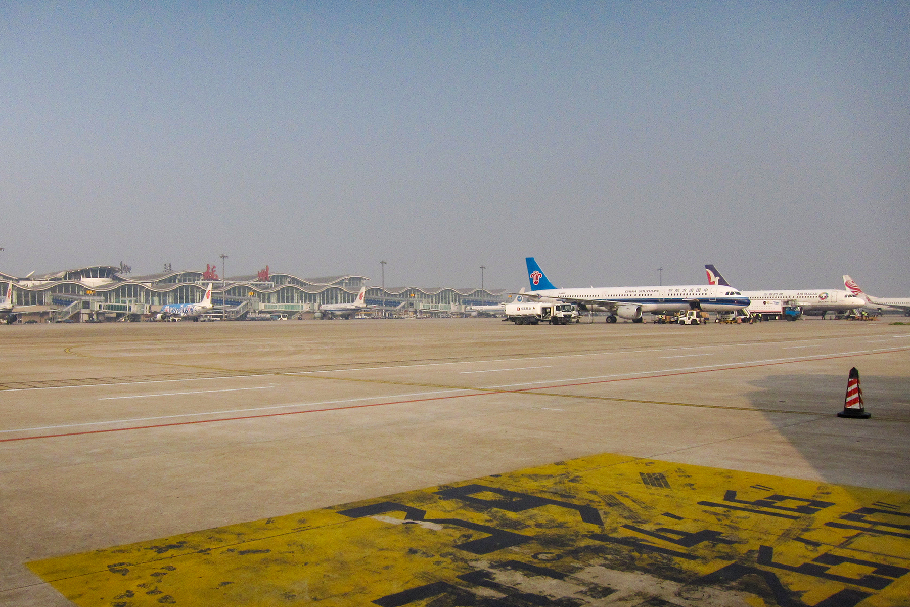 The terminal of Hangzhou Xiaoshan International Airport photographed in March 2010, four months before the 7 July 2010 closure.